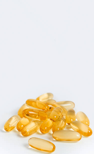 タラ肝油オメガ 3 白い背景に分離されたゲル カプセル.スポーツ用食品サプリメント - fish oil vitamin pill cod liver oil nutritional supplement ストックフォトと画像