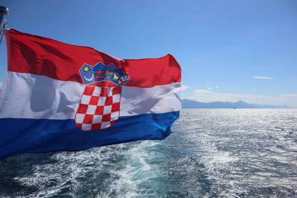 bandera de croacia en el fondo del mar, la playa y un cielo despejado - croatian flag fotografías e imágenes de stock
