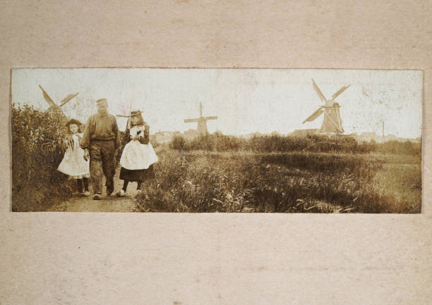 fotografía antigua, chicas caminando con el hombre, molinos de viento, holandés, ubicación desconocida posiblemente países bajos, victoriano siglo 19 - dutch culture windmill landscape netherlands fotografías e imágenes de stock