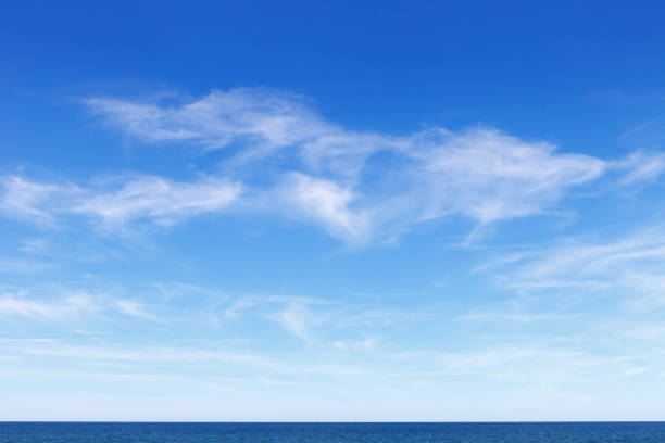 schönen blauen himmel mit weißen wolken cirrus - wispy stock-fotos und bilder