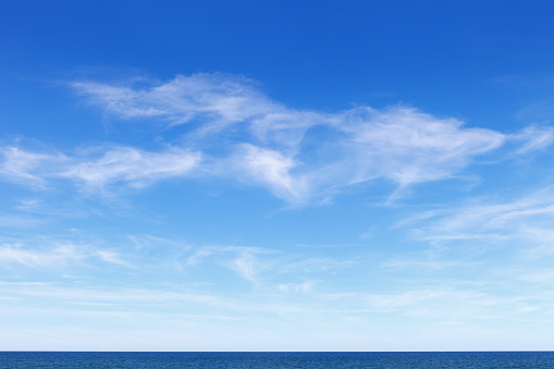 hermoso cielo azul con nubes blancas de Cirrus photo