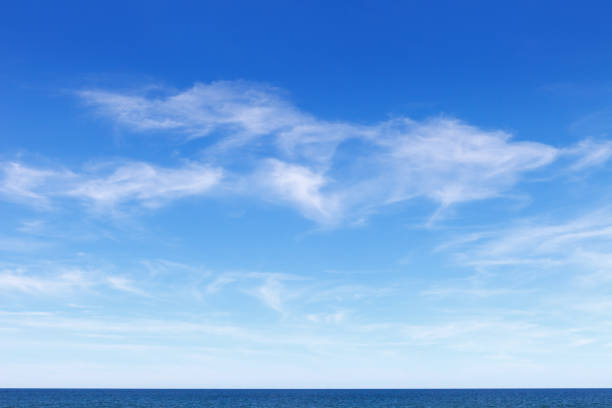 belo céu azul com nuvens cirrus brancas - cirrus cloud white fluffy - fotografias e filmes do acervo