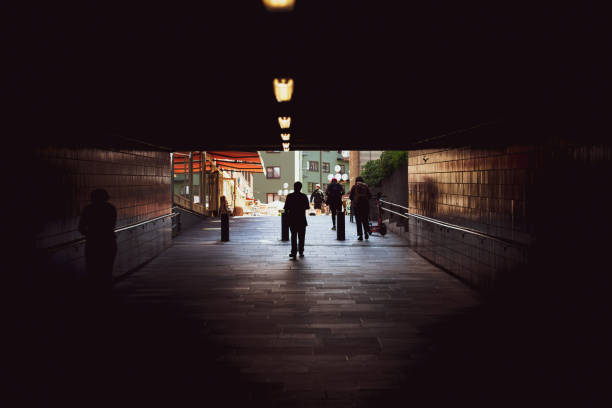 gente che esce dal tunnel. - muro di morte foto e immagini stock