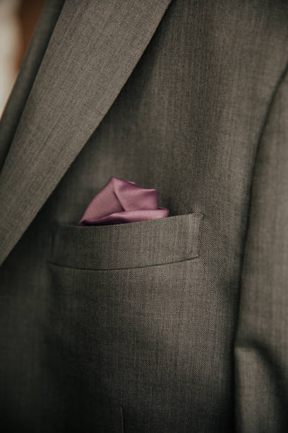 グレーのスーツはバイオレットポケットスクエアでクローズアップ - necktie close up suit lapel ストックフォトと画像