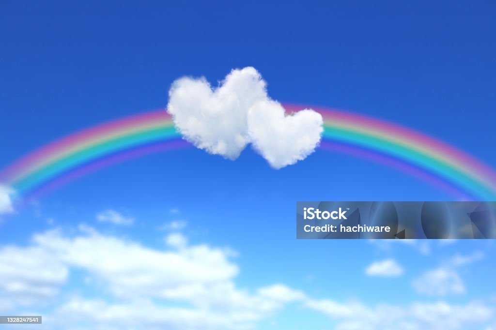 Herzförmige Wolken Und Ein Regenbogen Am Blauen Himmel Stockfoto und mehr  Bilder von Abstrakt - iStock