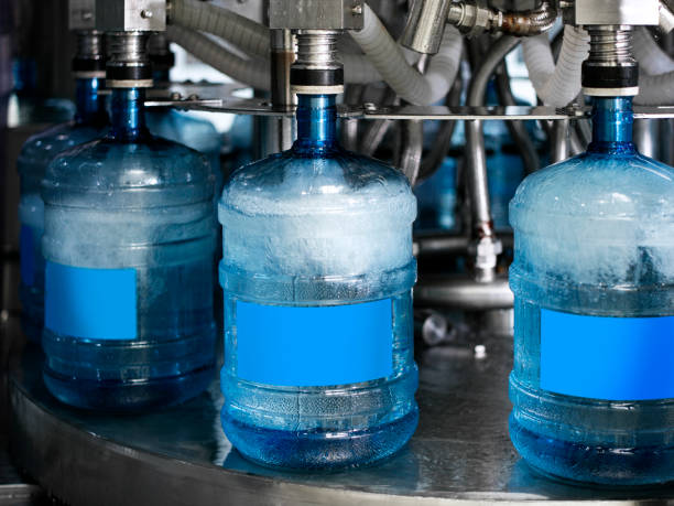 завод по розливу воды - water bottle plastic bottle bottling plant стоковые фото и изображения
