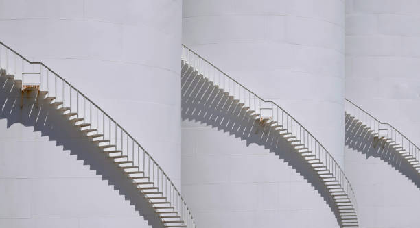 escaleras de caracol en 3 tanques de combustible de almacenamiento blanco en perspectiva vista lateral - fuel storage tank storage tank oil storage compartment fotografías e imágenes de stock