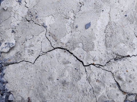Line cracks of the cement floor, on the pavement, poor quality.