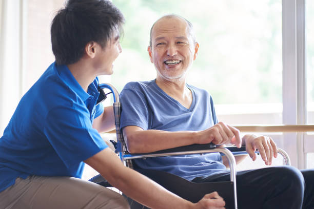 personnes âgées et aidants en fauteuil roulant - chinese ethnicity aging process family asian ethnicity photos et images de collection