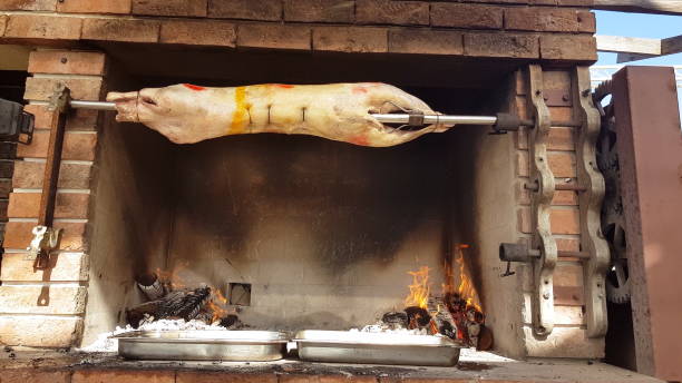 spit pieczone jagnięta, tradycyjny sposób pieczenia jagniąt na rożnie rotisserie w bułgarii. cheverme.. - bulgarian culture bulgaria traditional culture food zdjęcia i obrazy z banku zdjęć