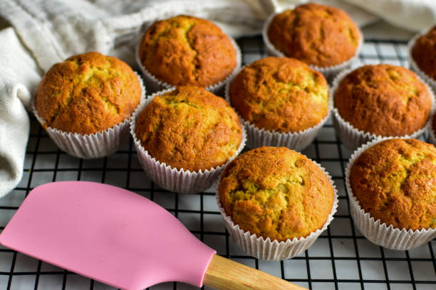 냉각 랙에 집에서 만든 바나나 빵 머핀 - banana bread 뉴스 사진 이미지