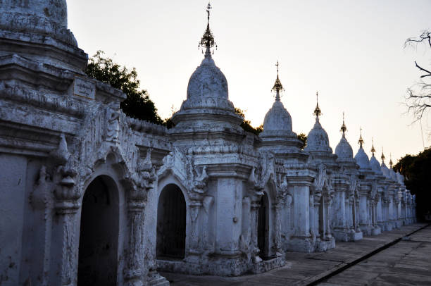 maha lawka marazein estupa de oro de lawkamanisula pagoda paya templo o kuthodaw inscripción santuario en la región de mandalay, myanmar - paya fotografías e imágenes de stock