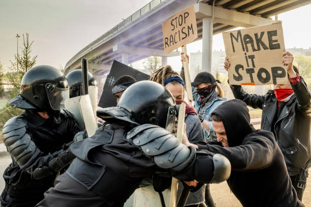 lutte contre les manifestants lors d’un rassemblement - riot photos et images de collection