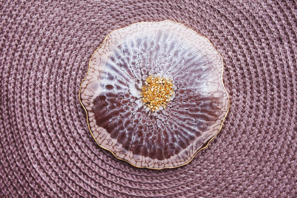 Cup holder, epoxy resin tray, marine-style stone cut. Brown and grey stains of paint, gold trim. Subject for table setting. Gloss, reflection. Epoxy resin coaster. Home decor portavasos, bandeja de resina epoxi, corte de piedra de estilo marino. manchas marrones y grises de pintura, adornos dorados. asunto para la configuración de la tabla. brillo, reflexión. montaña rusa de resina epoxi. decoración del hogar