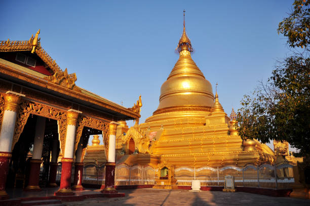 maha lawka marazein estupa del templo paya de la pagoda lawkamanisula o santuario de inscripción kuthodaw en mandalay, myanmar - pagoda bagan tourism paya fotografías e imágenes de stock