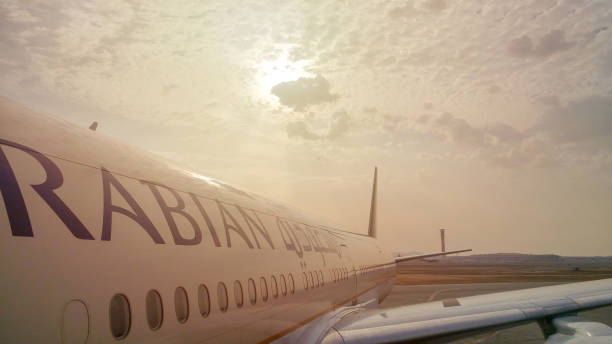 リヤドキングハリド空港で離陸の準備をしているサウジアラビアの飛行機。 - airplane commercial airplane air vehicle boeing 747 ストックフォトと画像