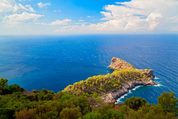 penisola di sa foradada nella sierra de tramontana vicino a son marroig, maiorca, spagna - punto di osservazione foto e immagini stock