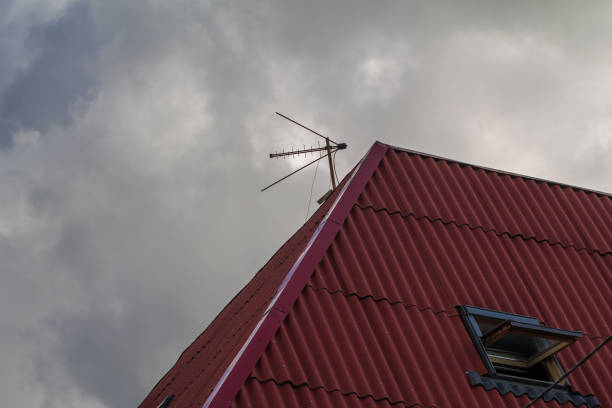 w połączeniu antena telewizyjna zamontowana na czerwonym dachu budynku. miernik anteny telewizyjnej i decymetr. świetlik pokryty łupkiem. - decimeter zdjęcia i obrazy z banku zdjęć