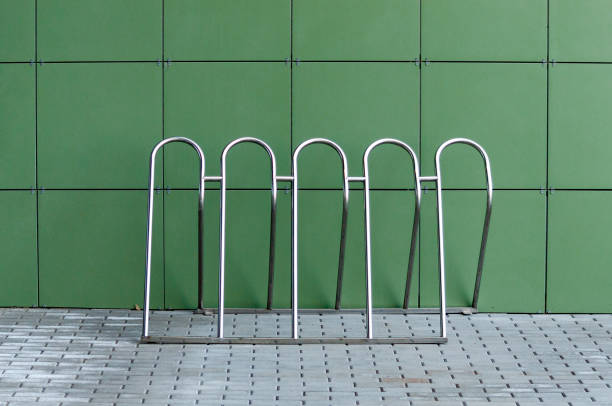 녹색 벽 옆에 빈 자전거 주차 스탠드 - bicycle parking 뉴스 사진 이미지