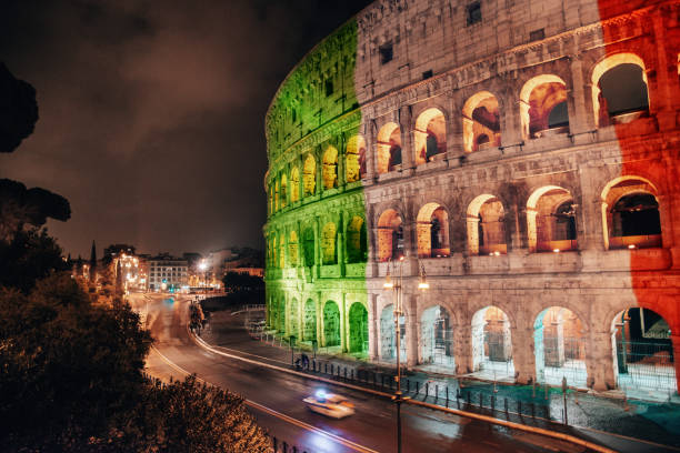 coliseu em roma com bandeira italiana - italy coliseum rome italian culture - fotografias e filmes do acervo