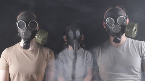 Sæt tabellen op ingen digtere Footage Of Family In Gas Masks Stock Video - Download Video Clip Now -  Family, Gas Mask, 4K Resolution - iStock
