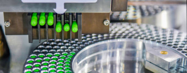 zielona kapsułka lek pigułki linii produkcyjnej, przemysłowa koncepcja farmaceutyczna - industrial equipment automated business push button zdjęcia i obrazy z banku zdjęć