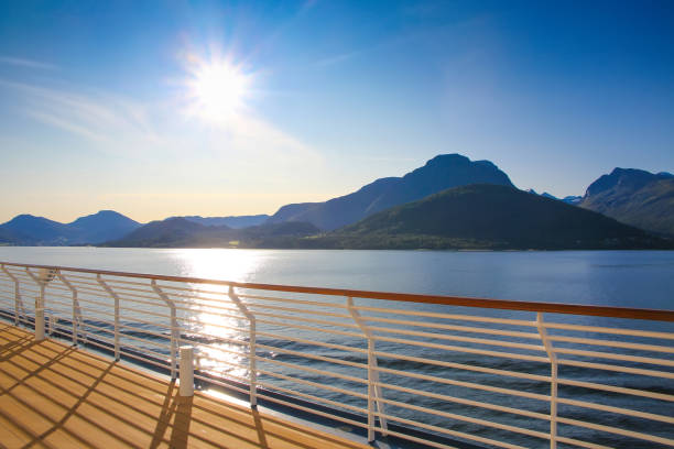 cruzeiro em direção ao fiorde geiranger em um belo dia com vista para as montanhas norweigan do convés aberto do navio, noruega. - fjord norway nature color image - fotografias e filmes do acervo