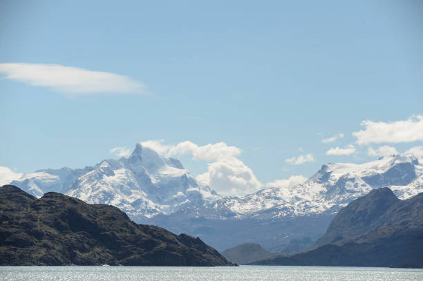 jezioro argentino jest największym z wielkich jezior patagonii w argentynie. - bariloche patagonia argentina lake zdjęcia i obrazy z banku zdjęć