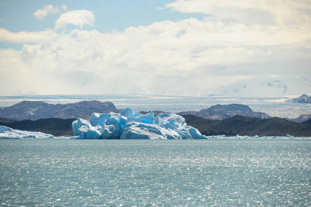 jezioro argentino jest największym z wielkich jezior patagonii w argentynie. - bariloche patagonia argentina lake zdjęcia i obrazy z banku zdjęć