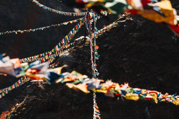 primer plano de la colorida bandera tibetana budista butanesa que cubre las montañas en el monasterio de pangan nyingma en la aldea de patlikuhal, cerca de manali, himachal pradesh, india - many colored prayer flags fotografías e imágenes de stock