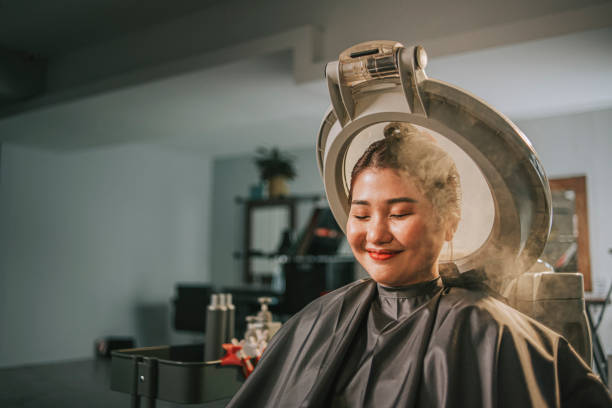 asiatica cinese femmina ottenere i capelli fumante e trattamento idratante nel parrucchiere - salone di bellezza foto e immagini stock