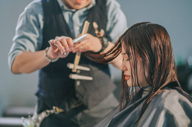 gros plan sur la coiffeuse chinoise asiatique coiffeuse coupant les cheveux pour son client dans le salon de coiffure - anticipation smiling touching image technique photos et images de collection