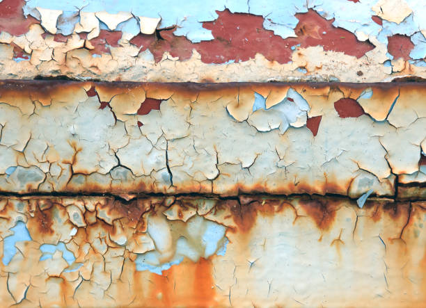 vernice crackata e multistrato, peeling della vernice su metallo, ruggine e corrosione, gocciolamento, primo piano - multi layered paint foto e immagini stock