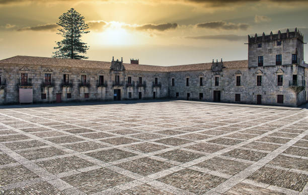 plaza y pazo de feriñans na vila de cambados, província de pontevedra, espanha - feudalism - fotografias e filmes do acervo