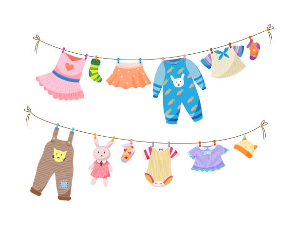 baby stoffbeschm.. baby-mädchen- und jungenkleidung, die an der wäscheleine hängt. trocknen von kinderkleidung und zubehör nach dem waschen am seil. shorts, socken, pullover, hut, spielzeug, t-shirt, sarafans - babybekleidung stock-grafiken, -clipart, -cartoons und -symbole