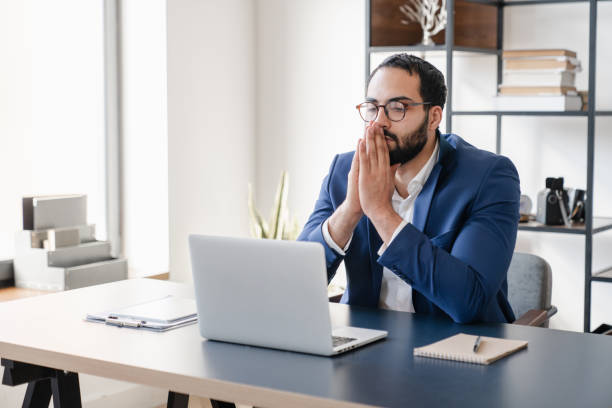 concept d’espoir. patron homme d’affaires en attente de résultats importants, résoudre des problèmes difficiles, traiter avec les contrats et les clients. problèmes de travail, projet de tâche difficile, démarrage. occupation à distance en freel - business success hope men photos et images de collection