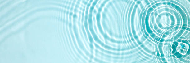 textura de agua azul, superficie de agua de menta azul con anillos y ondulaciones. fondo del concepto de spa. lay plana, espacio de copia. - spa treatment health spa fotografías e imágenes de stock