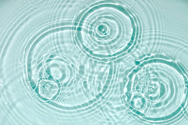 textura de agua azul, superficie de agua de menta azul con anillos y ondulaciones. fondo del concepto de spa. lay plana, espacio de copia. - water fotografías e imágenes de stock