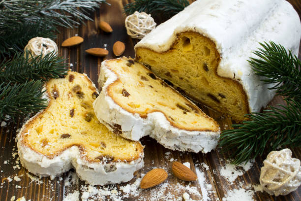 традиционный штоллен и миндаль на деревянном фоне - christmas stollen christmas pastry baked стоковые фото и изображения