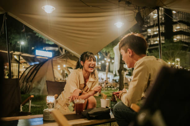 joven asiática alegre y feliz riendo después de escuchar algunas historias de su novio en el día de san valentín - foto de archivo - oriental tent fotografías e imágenes de stock