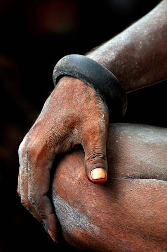 Cierra la mano de Sadhu con hierro negro 'kada' . photo