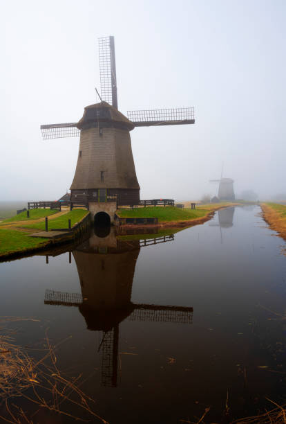 moulins à vent néerlandais aux pays-bas - schermerhorn photos et images de collection