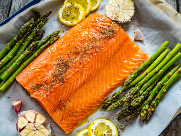 filete de salmón crudo fresco en tabla de cortar - bandeja de horno fotografías e imágenes de stock