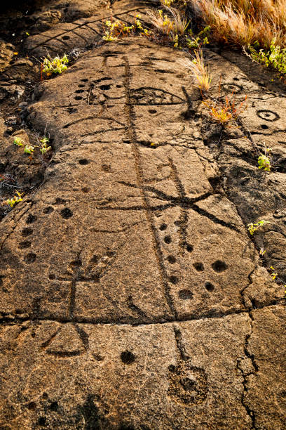 神聖なプウロア、ハワイ州、米国の状態でペトログリフの最大のフィールドに家 - polynesian artefacts ストックフォトと画像