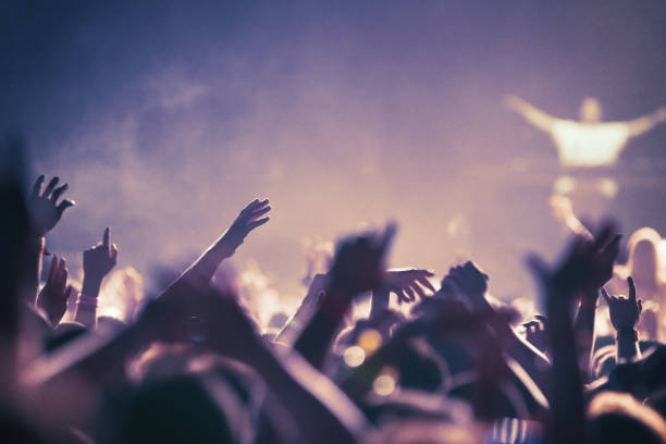 multidão levantando as mãos no palco do festival - música techno - fotografias e filmes do acervo