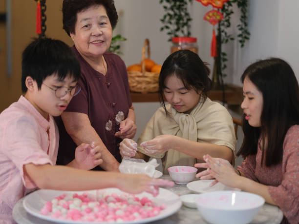 herstellung von klebrigen reisbällchen (tangyuan) - 12 17 monate stock-fotos und bilder