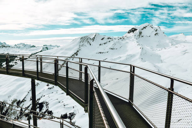 cliff walk on grindelwald first, suisse - jungfraujoch photos et images de collection