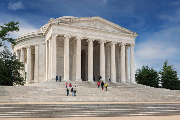 jefferson memorial with blue sky and clouds, waszyngton, stany zjednoczone. - founding fathers zdjęcia i obrazy z banku zdjęć