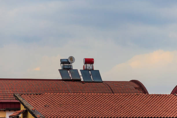 calentadores de agua solares en la azotea de una casa residencial. energía renovable para la casa - solar power station sun water collection fotografías e imágenes de stock