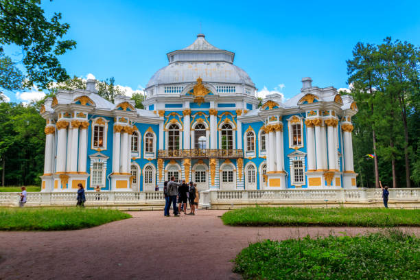 павильон эрмитажа в екатерининском парке на царском селе в пушкине, россия - winter palace стоковые фото и изображения